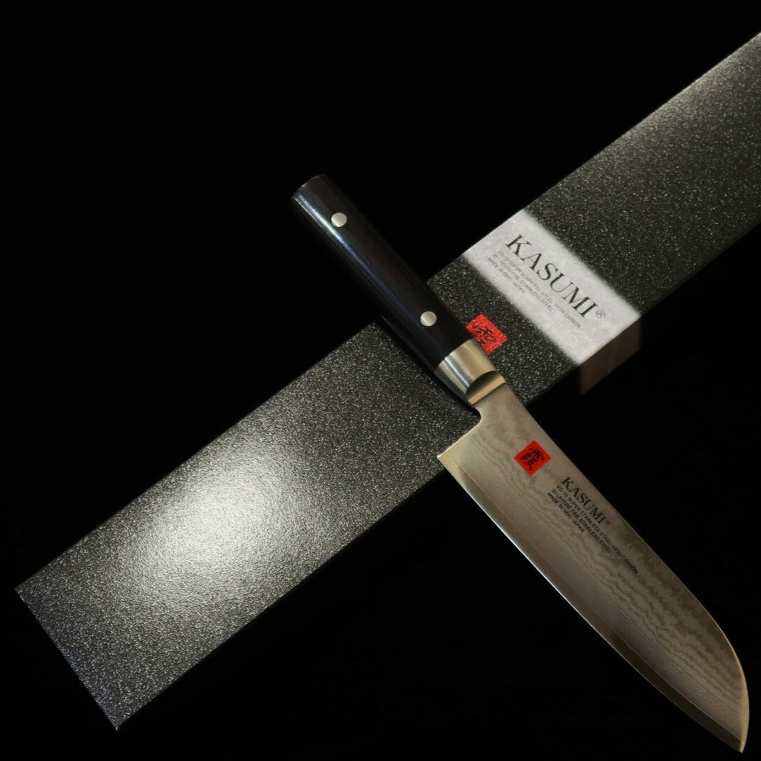 Couteau Santoku Kasumi VG10 Damas avec manche en bois composite noir par Sumikama (180 mm)