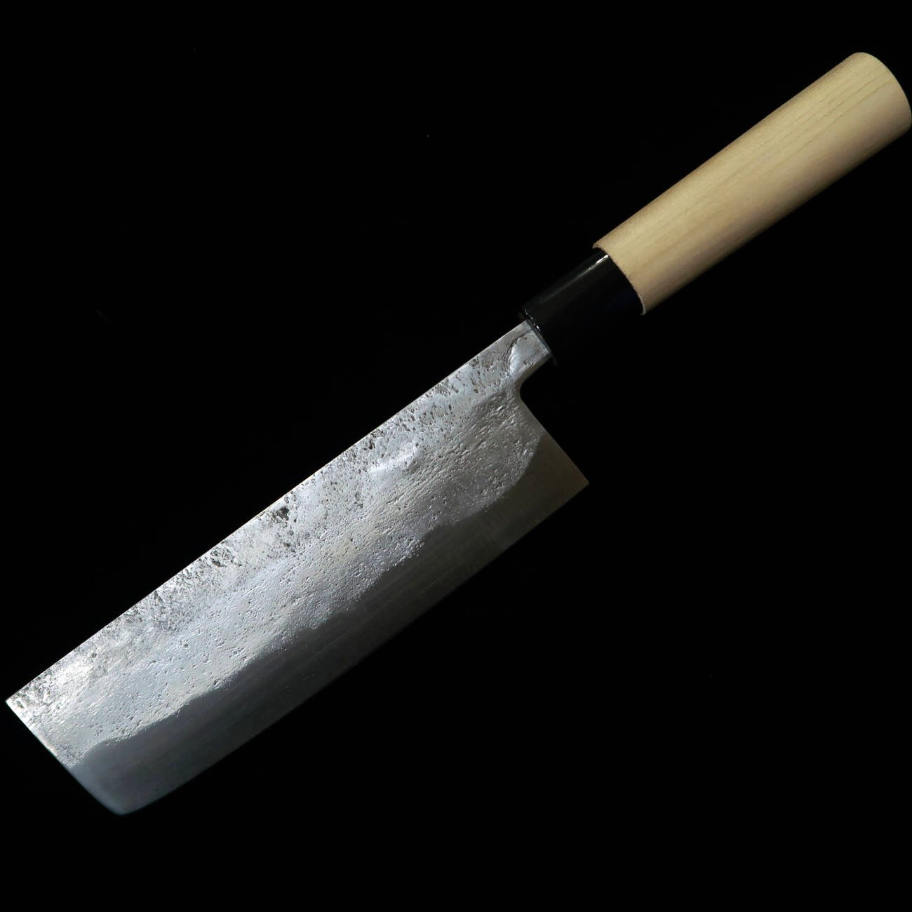 Couteau Nakiri Teruyasu Fujiwara, finition Nashiji, manche en ho (magnolia) de forme châtaigne (165 mm)