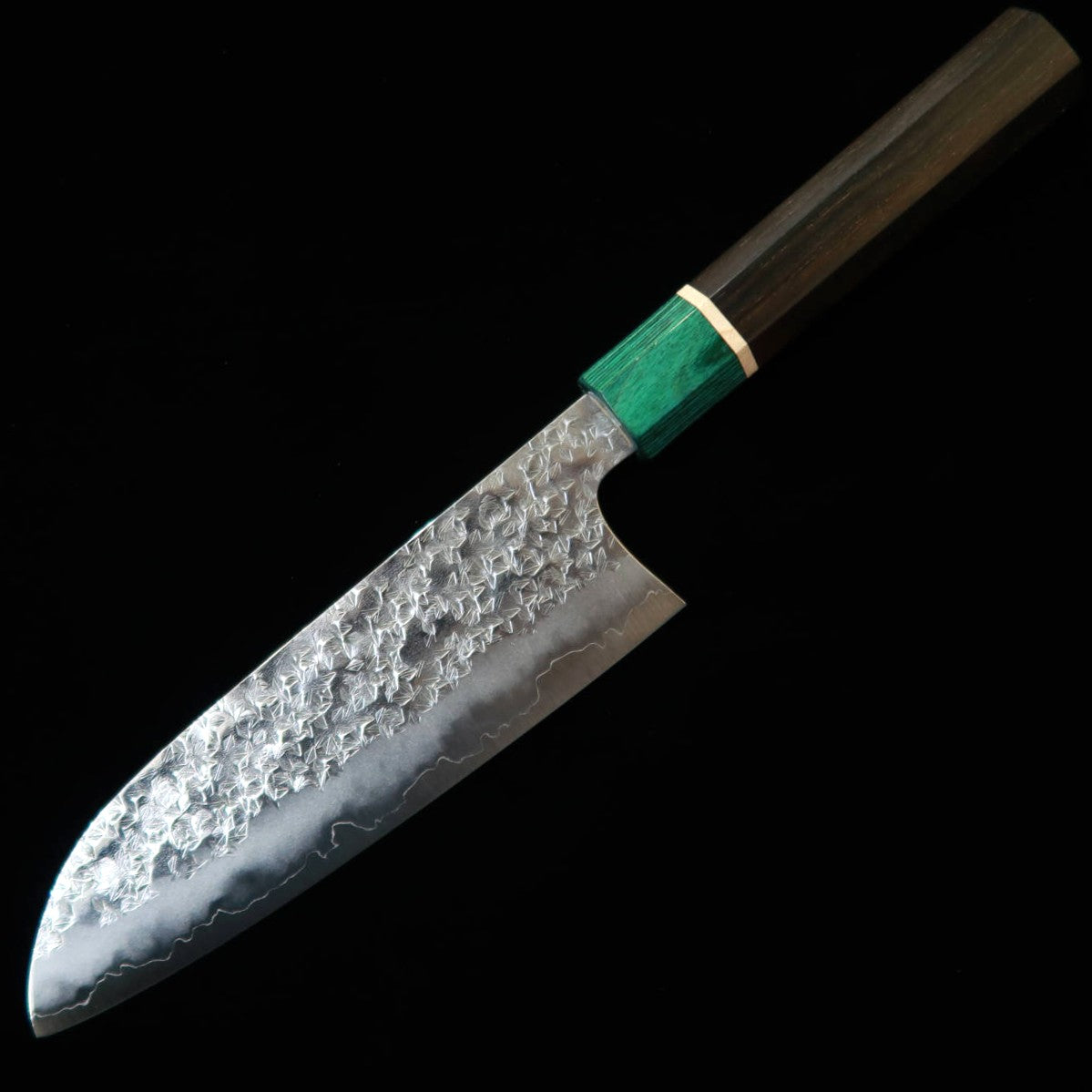 Couteau Santoku Makoto Kurosaki Midorizuki SGSTRIX Tsuchime (martelé) avec manche octogonal en ébène, par STYLE-K (165 mm)