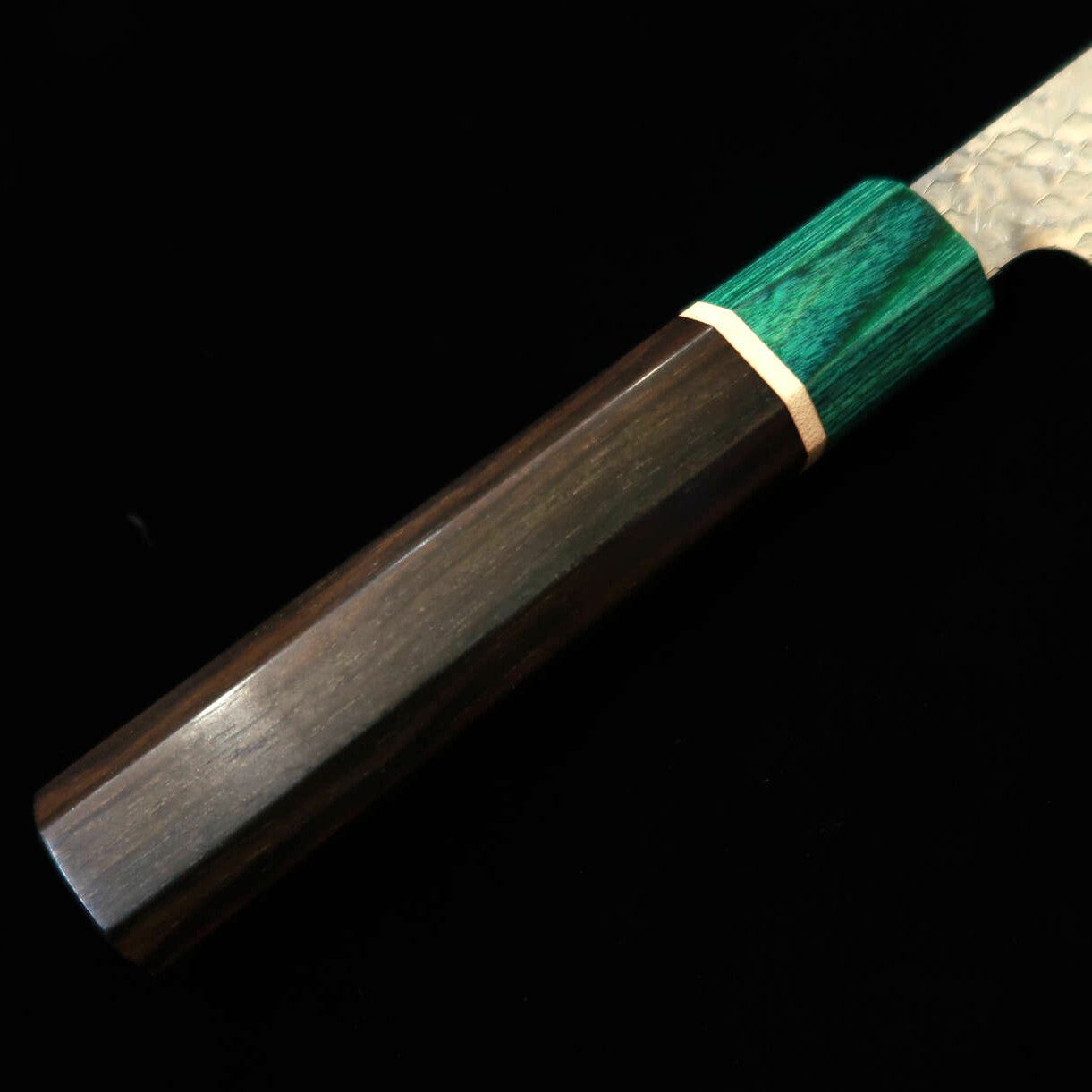 Couteau Santoku Makoto Kurosaki Midorizuki SGSTRIX Tsuchime (martelé) avec manche octogonal en ébène, par STYLE-K (165 mm)
