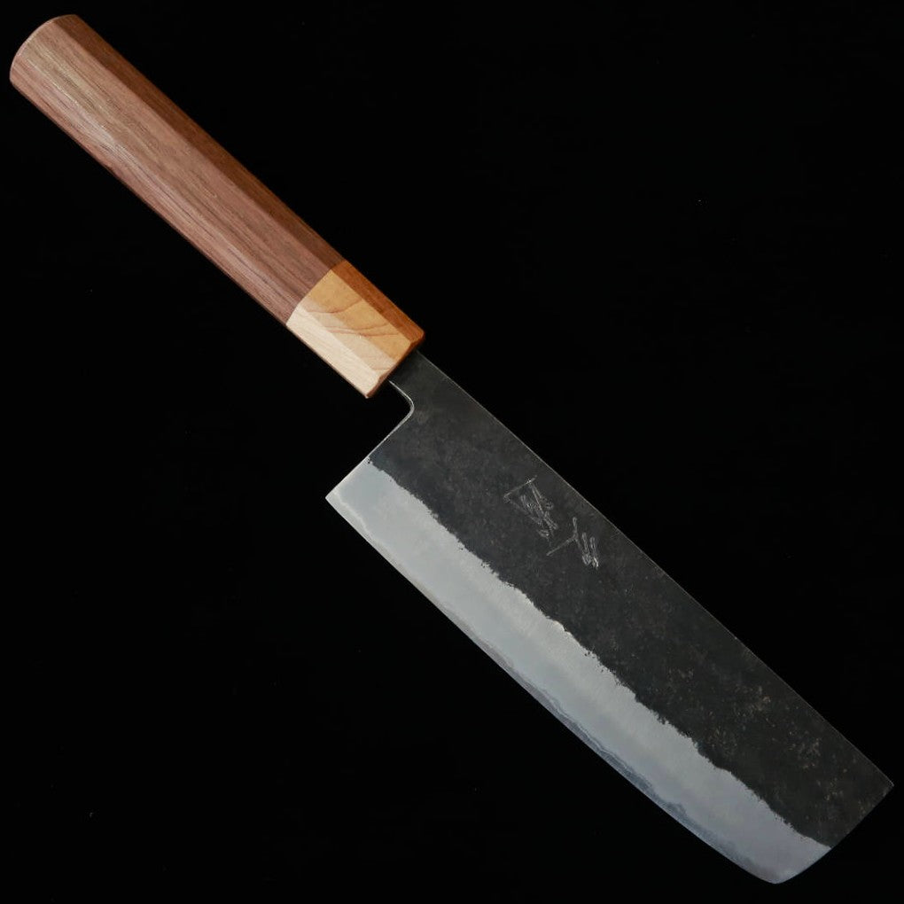 Miura (三浦) MIURA Couteau Nakiri en acier Aogami N°2 (青紙二号), avec revêtement en acier inoxydable, finition Kurouchi brute de forge, manche octogonal en noyer avec virole en bois de Zelkova (Keyaki) （160mm）