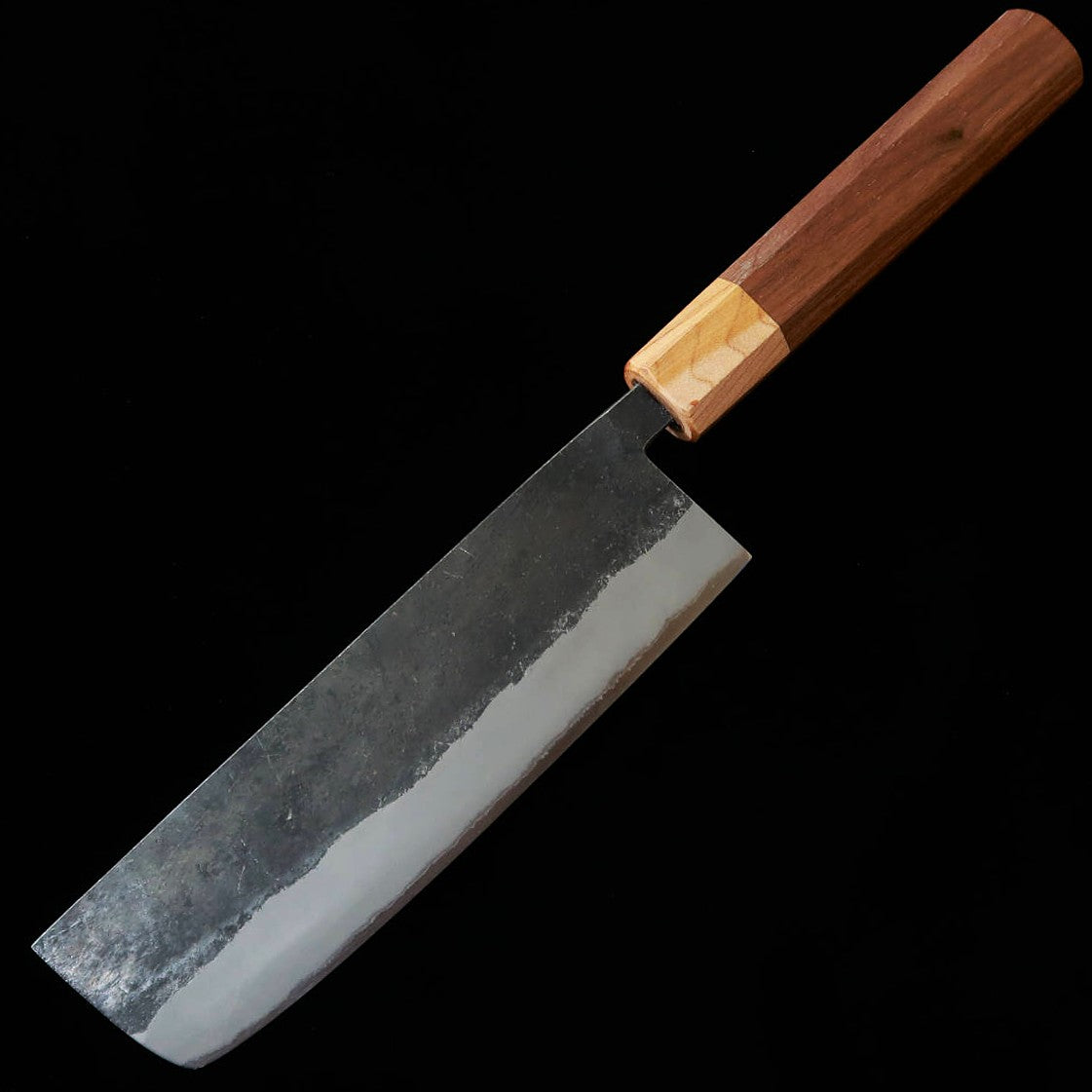 Miura (三浦) MIURA Couteau Nakiri en acier Aogami N°2 (青紙二号), avec revêtement en acier inoxydable, finition Kurouchi brute de forge, manche octogonal en noyer avec virole en bois de Zelkova (Keyaki) （160mm）