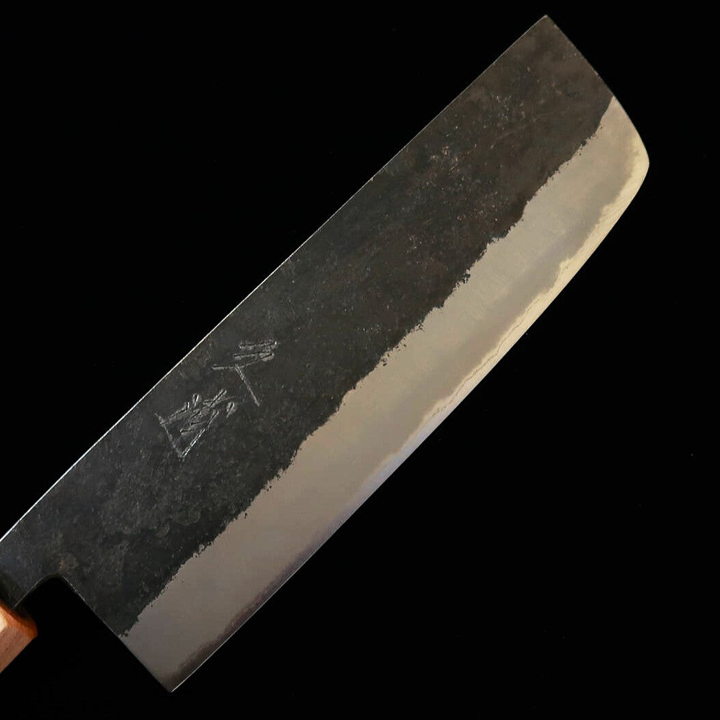 Miura (三浦) MIURA Couteau Nakiri en acier Aogami N°2 (青紙二号), avec revêtement en acier inoxydable, finition Kurouchi brute de forge, manche octogonal en noyer avec virole en bois de Zelkova (Keyaki) （160mm）