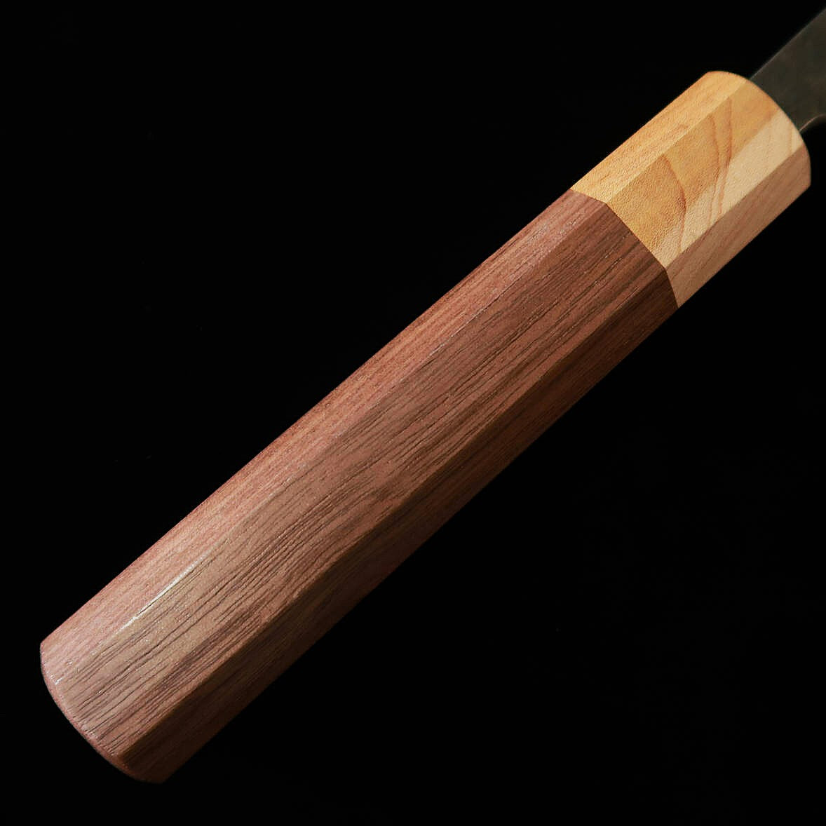 Miura (三浦) MIURA Couteau Nakiri en acier Aogami N°2 (青紙二号), avec revêtement en acier inoxydable, finition Kurouchi brute de forge, manche octogonal en noyer avec virole en bois de Zelkova (Keyaki) （160mm）