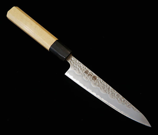 Couteau d'office MIURA, acier Shirogami n°1, finition mate martelée (Tsuchime), manche octogonal en bois de magnolia avec virole en corne de buffle, 135 mm