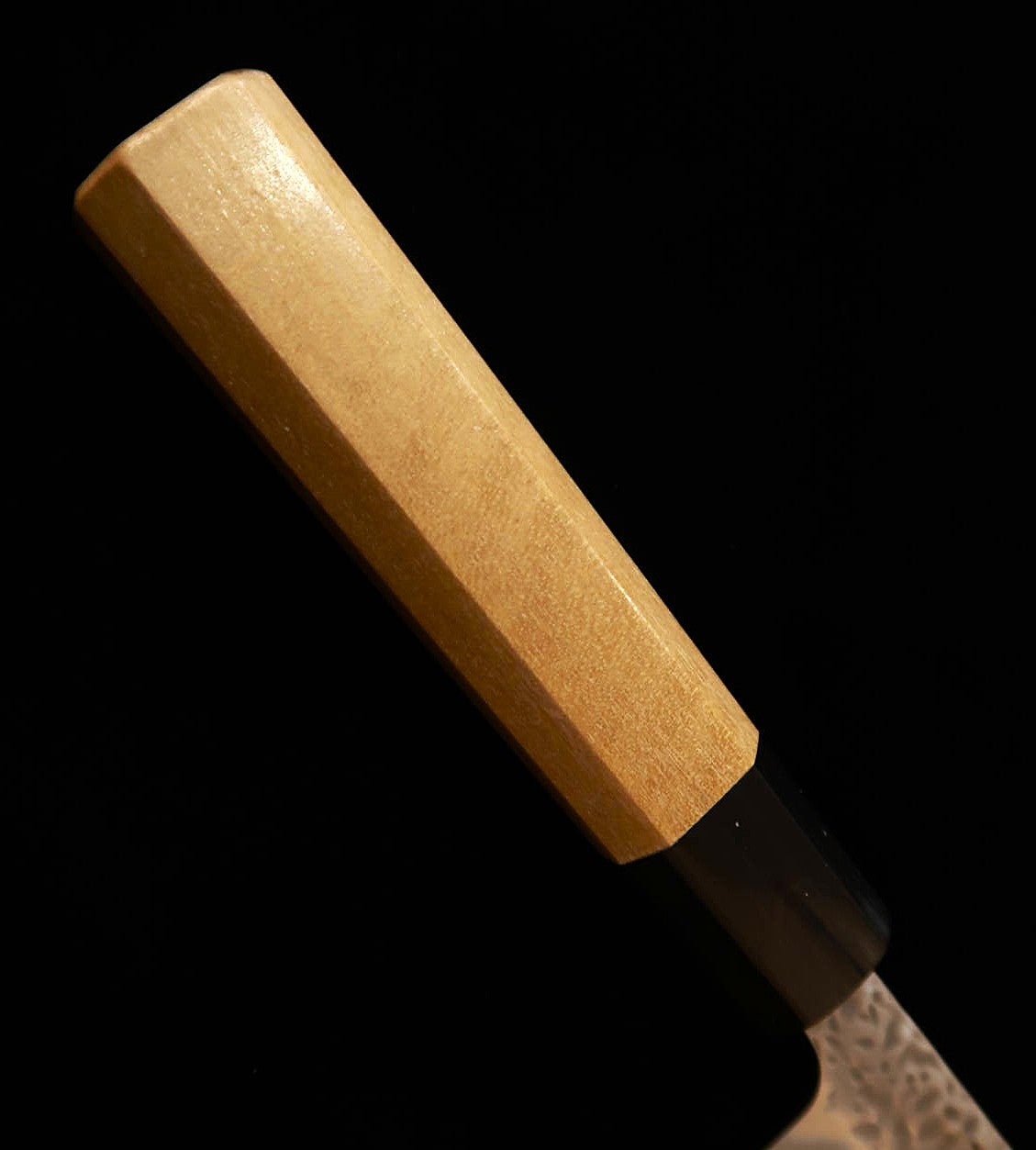 Couteau d'office MIURA, acier Shirogami n°1, finition mate martelée (Tsuchime), manche octogonal en bois de magnolia avec virole en corne de buffle, 135 mm
