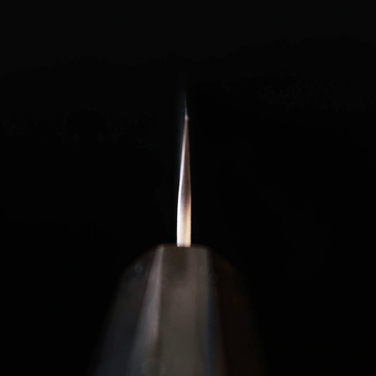 Couteau d'office MIURA, acier Shirogami n°1, finition mate martelée (Tsuchime), manche octogonal en bois de magnolia avec virole en corne de buffle, 135 mm