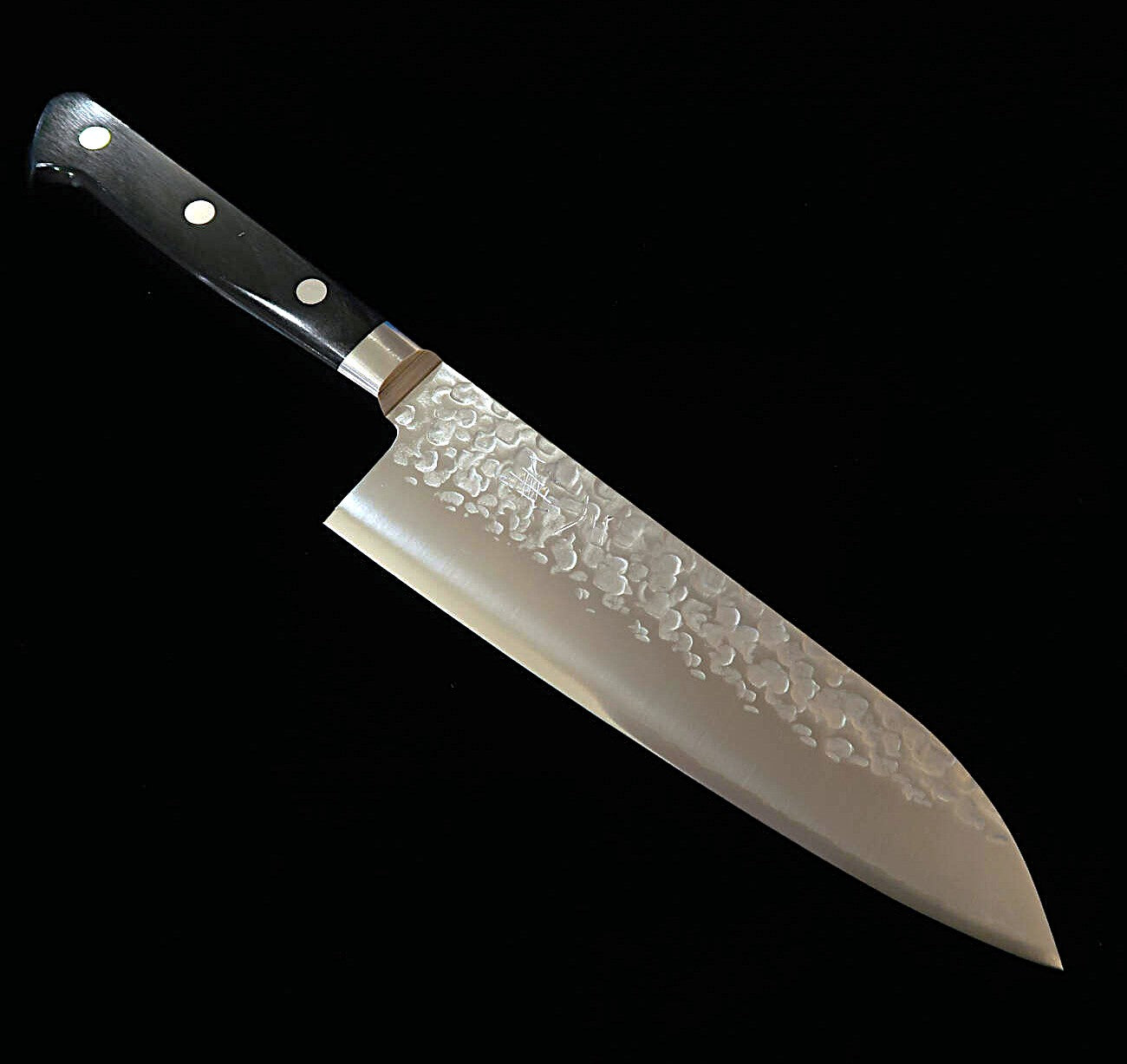 Miura MIURA – Santoku – VG10 – Finition martelée (Tsuchime) – Manche en contreplaqué noir (170 mm)