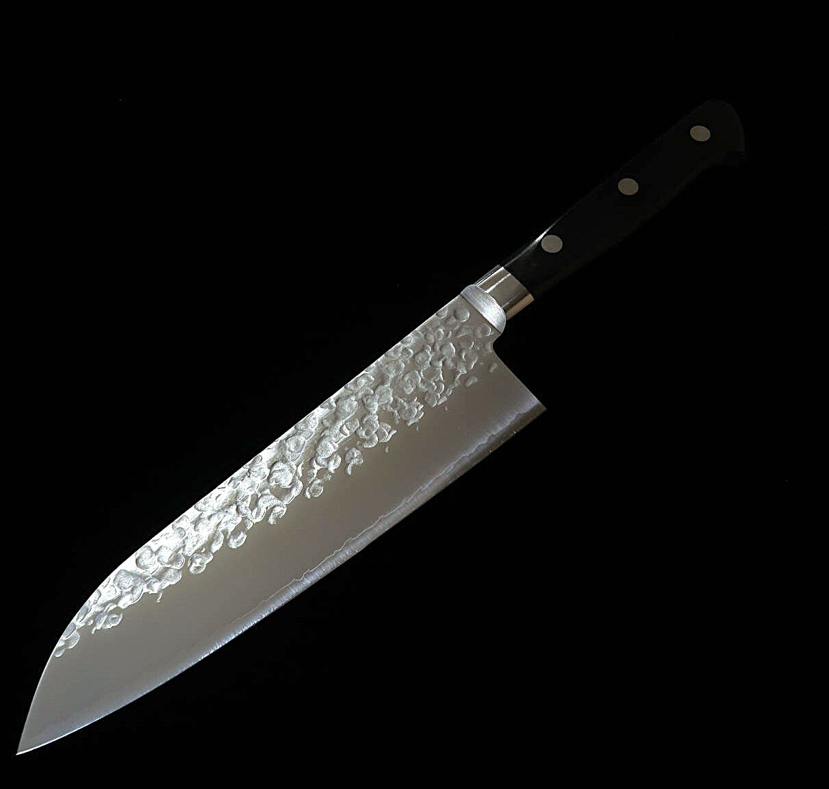 Miura MIURA – Santoku – VG10 – Finition martelée (Tsuchime) – Manche en contreplaqué noir (170 mm)