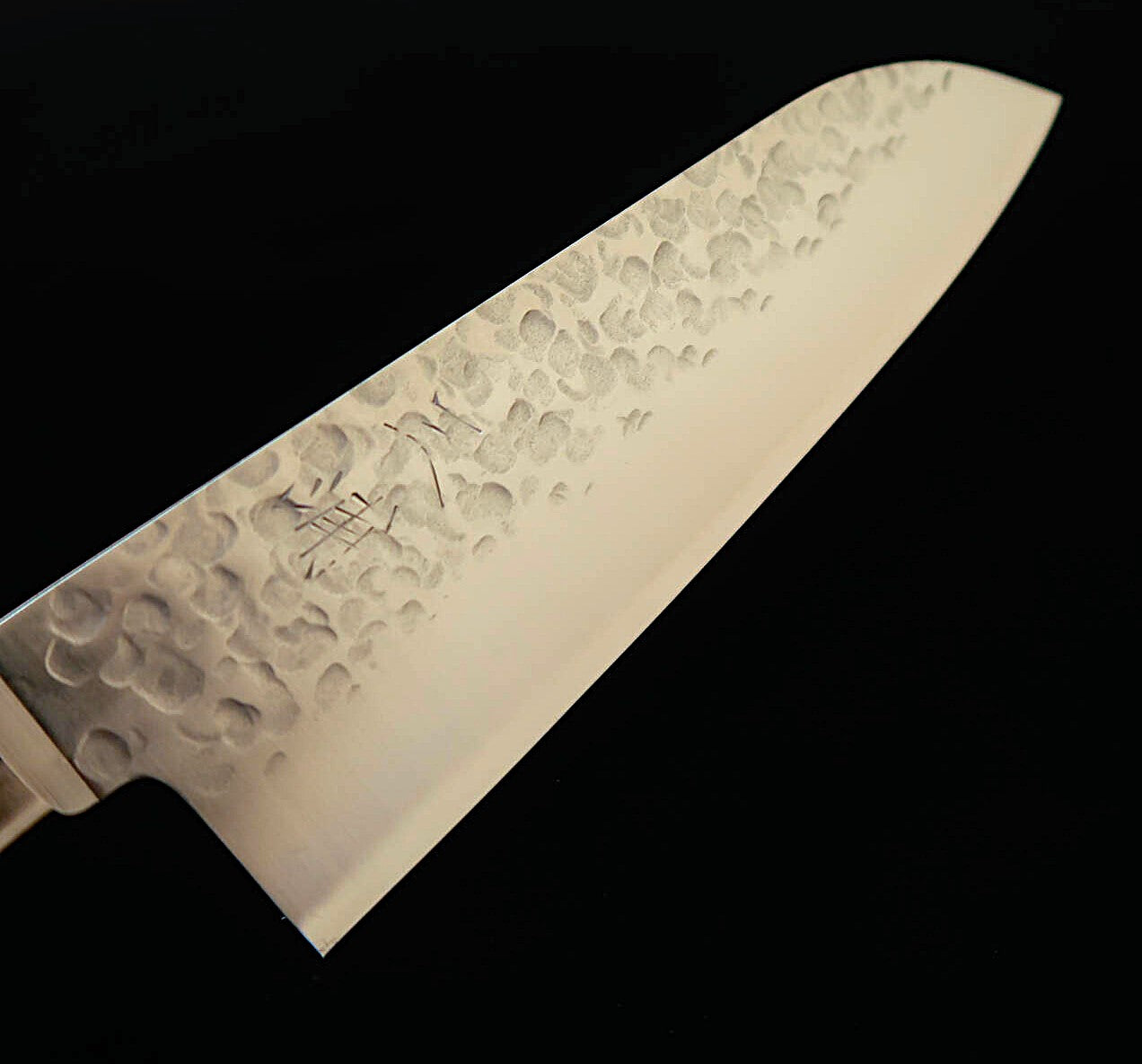 Miura MIURA – Santoku – VG10 – Finition martelée (Tsuchime) – Manche en contreplaqué noir (170 mm)