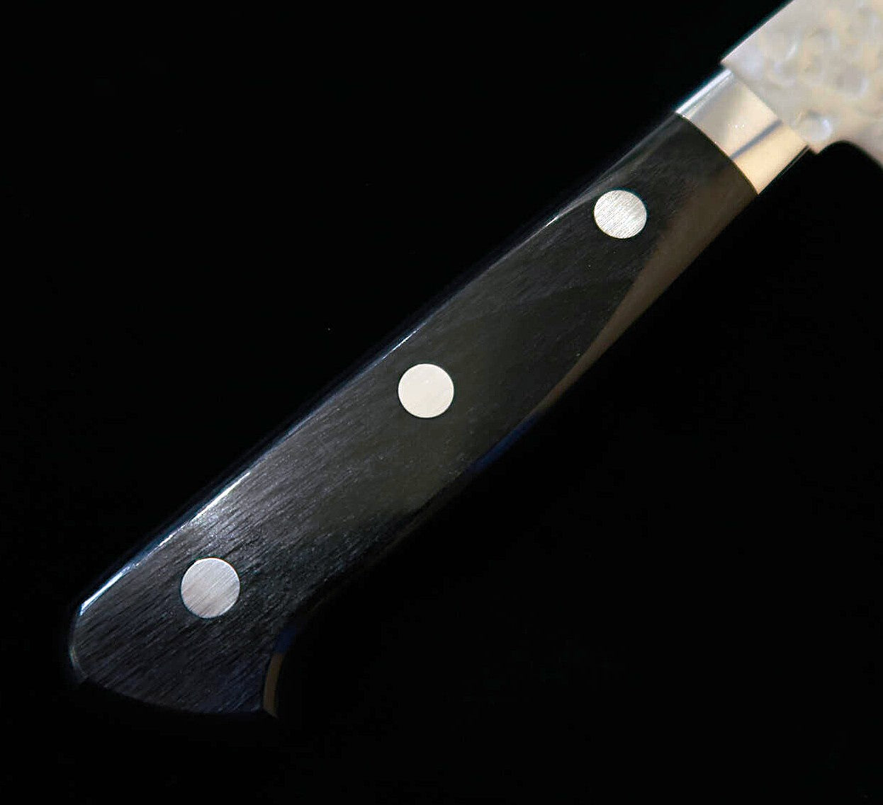 Miura MIURA – Santoku – VG10 – Finition martelée (Tsuchime) – Manche en contreplaqué noir (170 mm)
