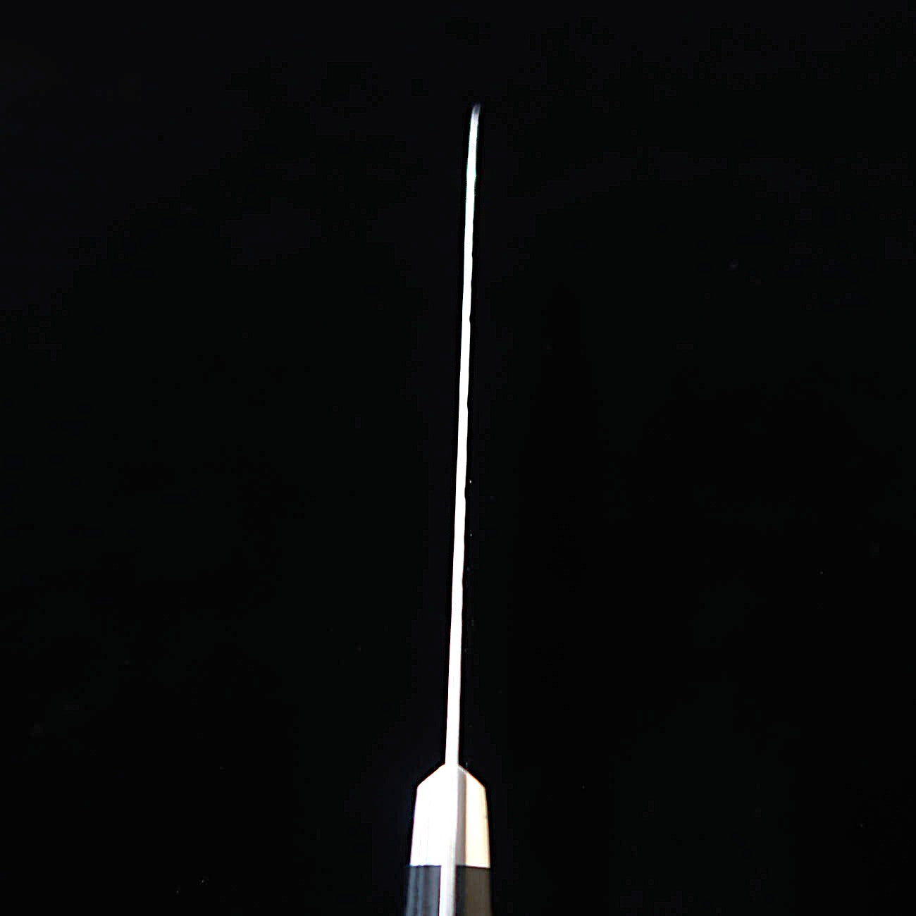 Miura MIURA – Santoku – VG10 – Finition martelée (Tsuchime) – Manche en contreplaqué noir (170 mm)