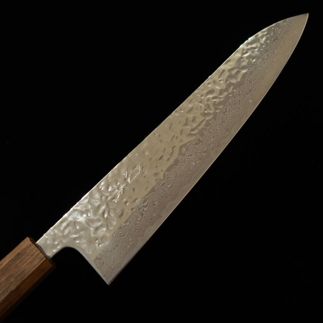 Couteau de chef (Gyuto) HADO Ohryu - Acier AUS-10, Finition martelée et polissage miroir Damas - Manche en chêne brûlé (240 mm)