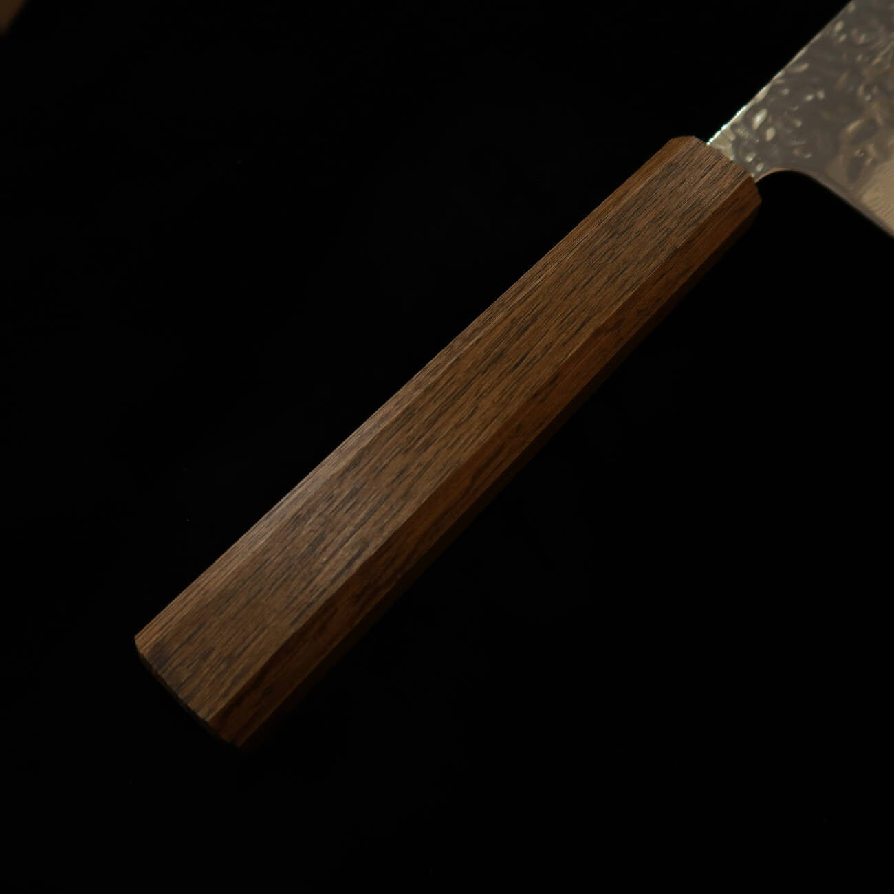 Couteau de chef (Gyuto) HADO Ohryu - Acier AUS-10, Finition martelée et polissage miroir Damas - Manche en chêne brûlé (240 mm)