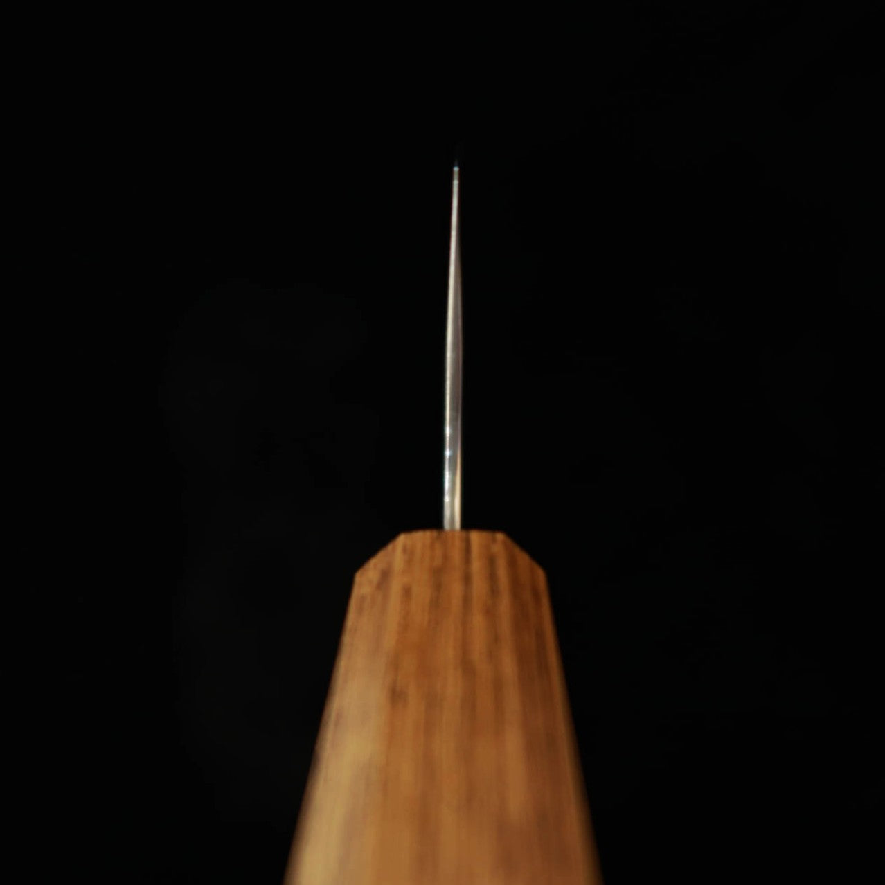 Couteau de chef (Gyuto) HADO Ohryu - Acier AUS-10, Finition martelée et polissage miroir Damas - Manche en chêne brûlé (240 mm)