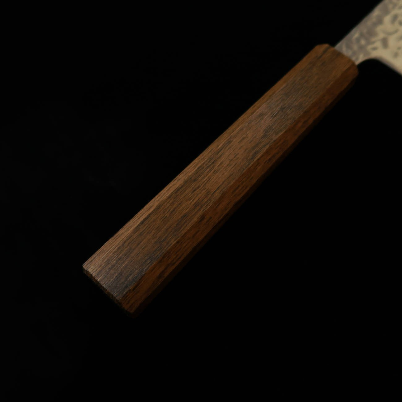 Couteau Kiritsuke Gyuto HADO Ohryu - Acier AUS-10, Finition martelée et polissage miroir Damas - Manche en chêne brûlé (240 mm)