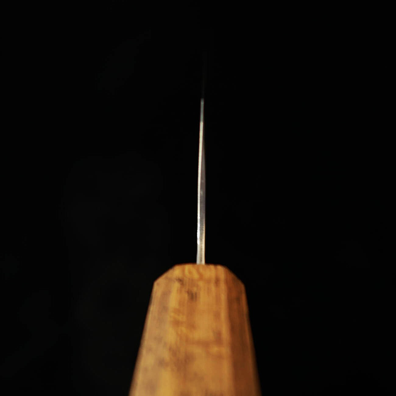 Couteau Kiritsuke Gyuto HADO Ohryu - Acier AUS-10, Finition martelée et polissage miroir Damas - Manche en chêne brûlé (240 mm)