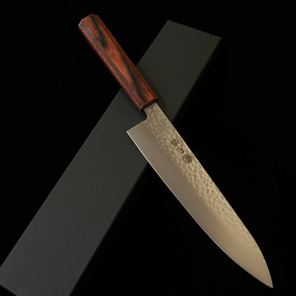 三浦MIURA 牛刀 AUS8 鎚目 マット 赤合板八角柄（210mm）