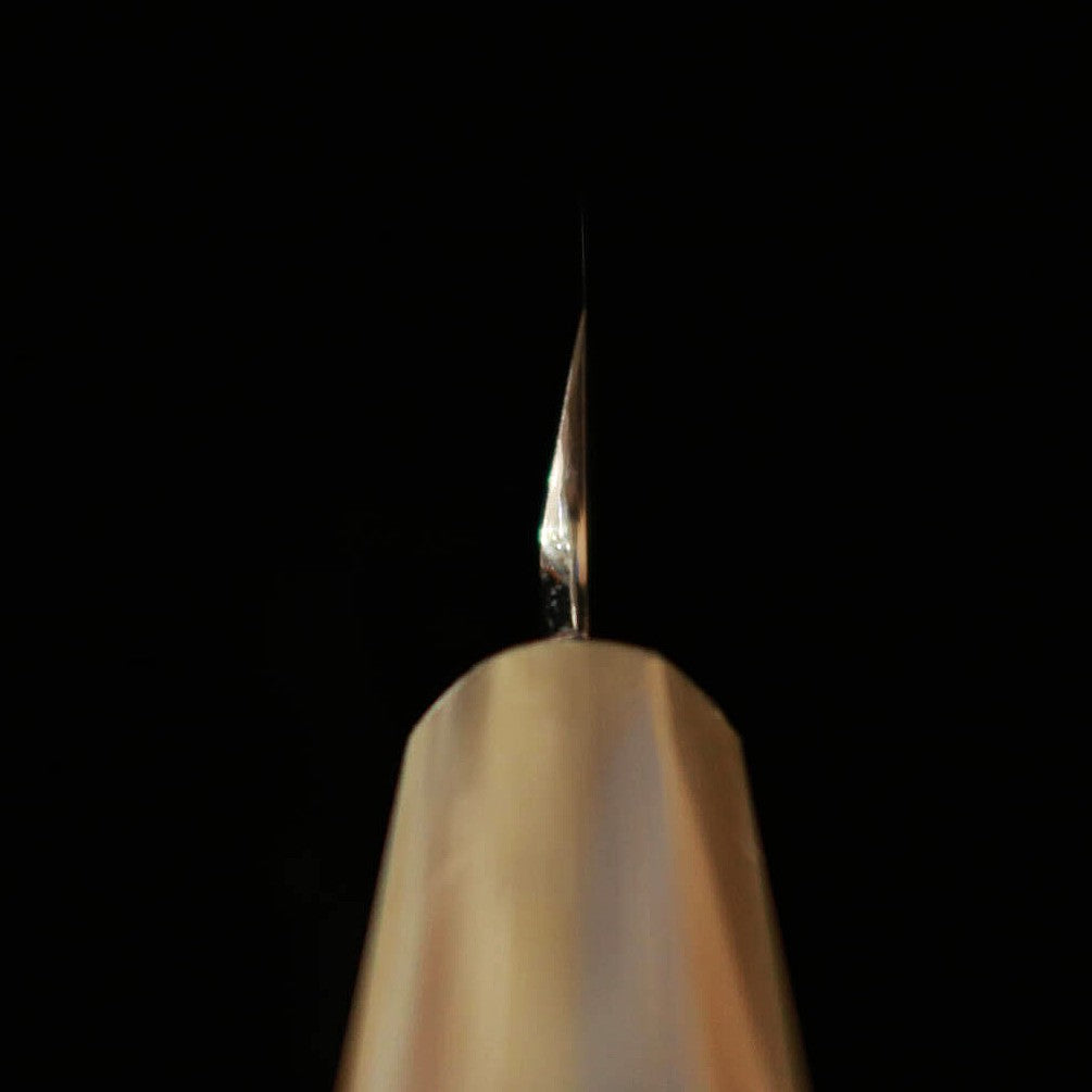 SUISIN – Œuvre de Miwa Ikeda – Acier blanc n°3, Tako-hiki à pointe arrondie, trempe intégrale, manche octogonal en ébène, fourreau en bois de houx (300 mm)