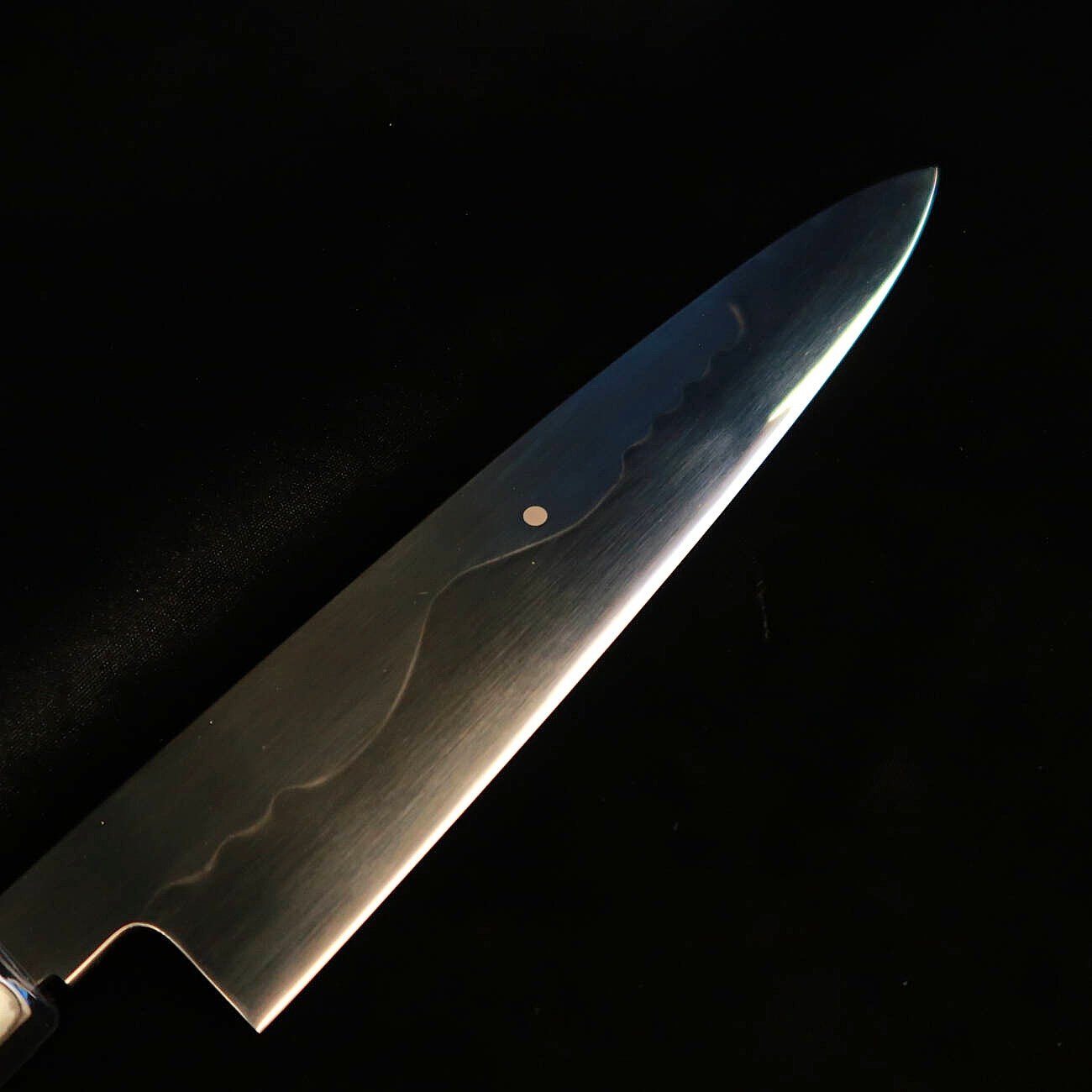 Suisin SUISIN, Fuji Mizumoto-yaki, Miwa Ikeda, Acier Blanc n°3, manche ébène et argent, double poli miroir, fourreau laqué, fukusa, boîte en paulownia, couteau de chef japonais (270 mm)