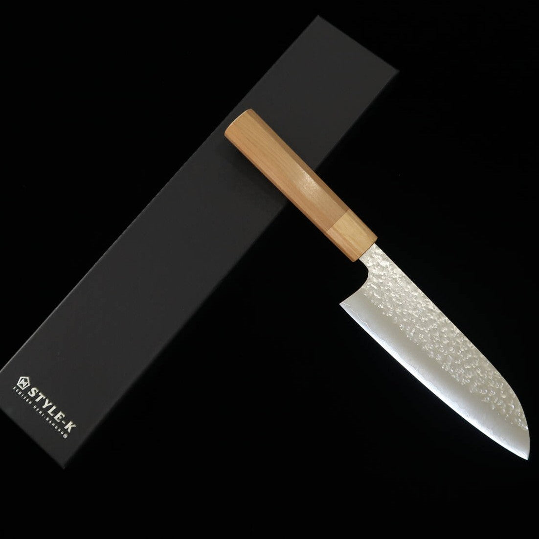 Santoku Makoto Kurosaki Sakura SG2 martelada com cabo octogonal em cerejeira (165mm)