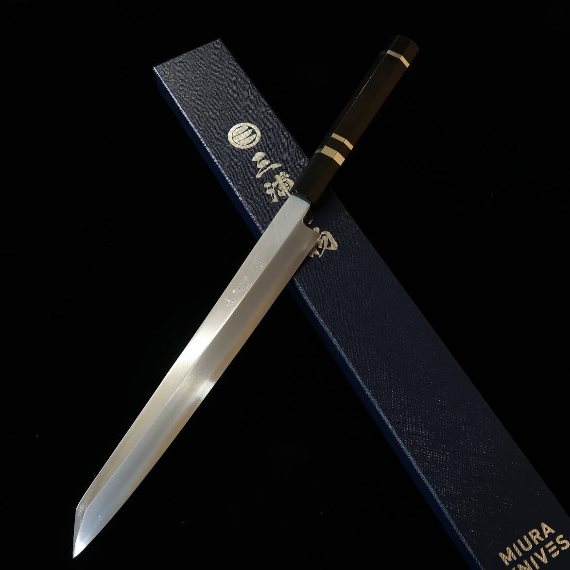 Couteau Kiritsuke Yanagiba pour gaucher Miura Obidama (Gamme Obidama), Acier Ginsan, Finition Kitogi, Manche en Ébène avec Anneaux d'Argent (270 mm)