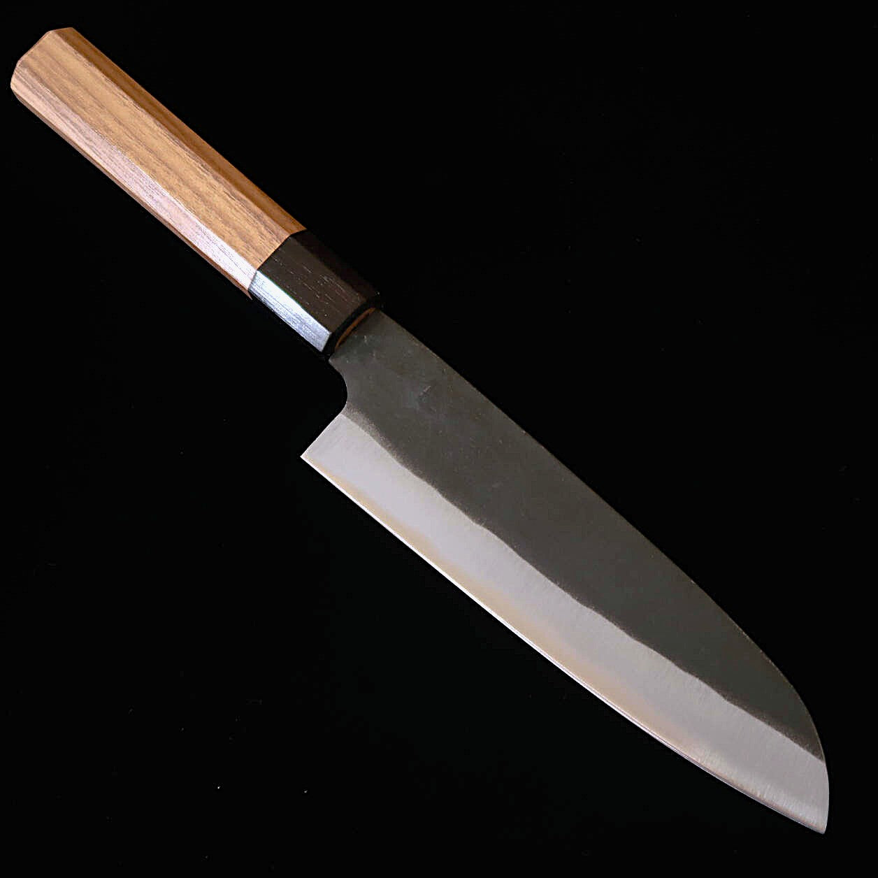 Couteau Santoku MIURA – Acier Aogami n°1 – Finition Kuro-uchi – Manche octogonal en noyer (165 mm)
