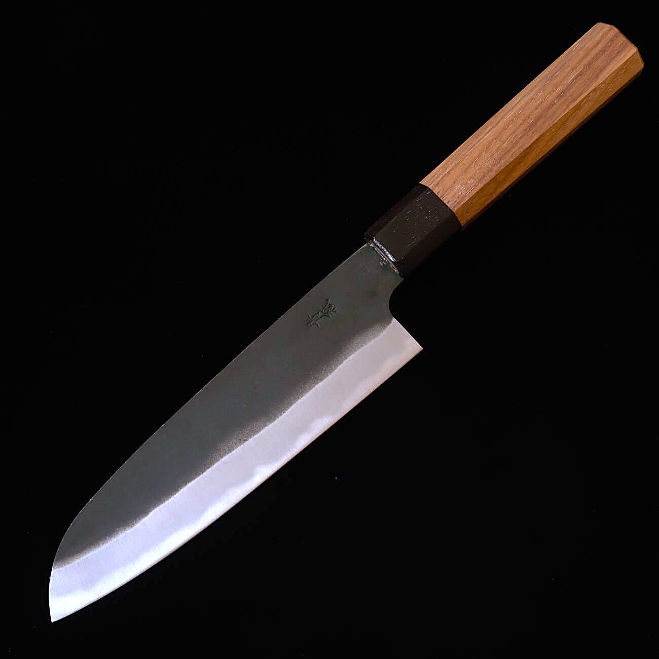 Couteau Santoku MIURA – Acier Aogami n°1 – Finition Kuro-uchi – Manche octogonal en noyer (165 mm)