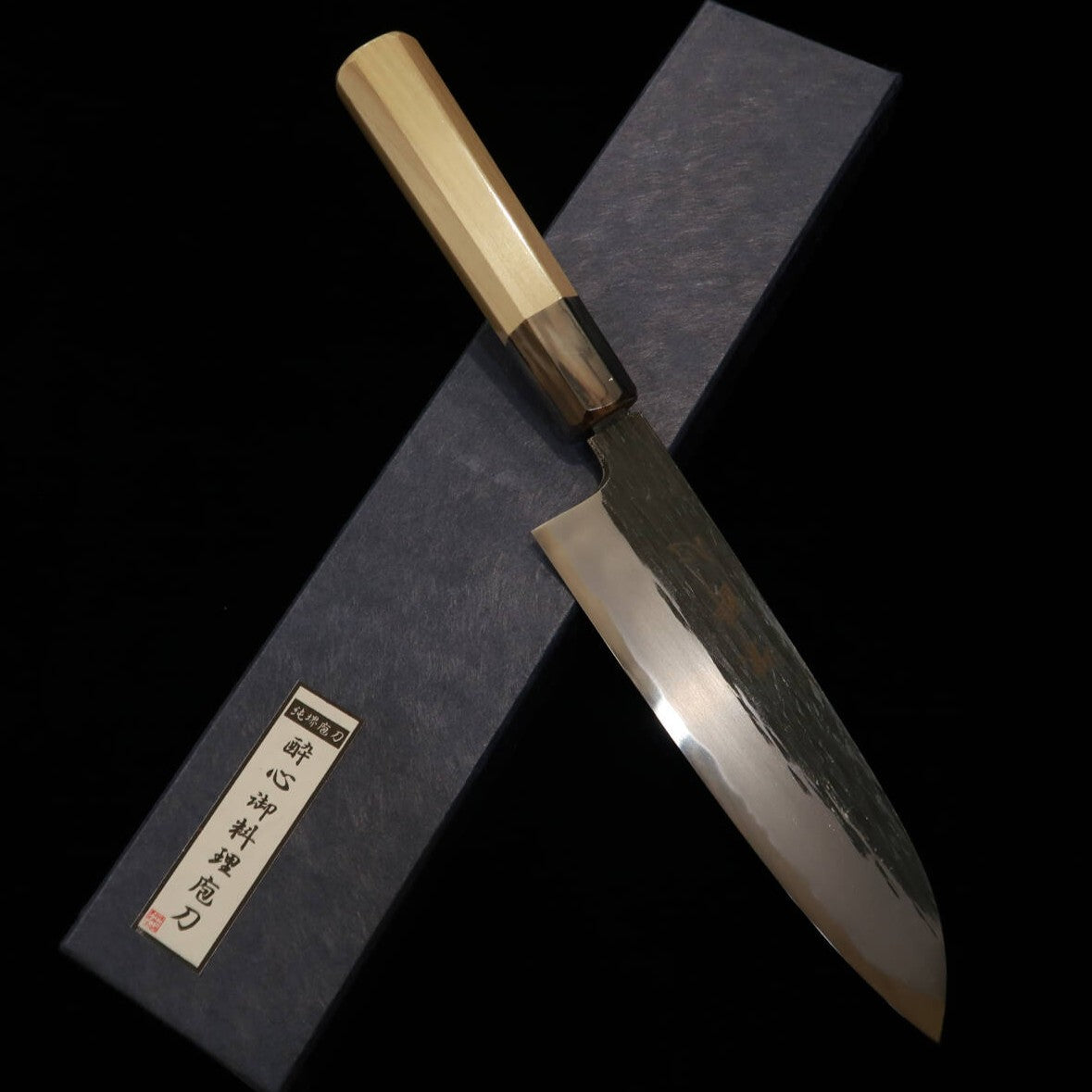 Suishin par Kenji Togashi, forge noire, acier Shirogami No.2, Santoku (180mm)