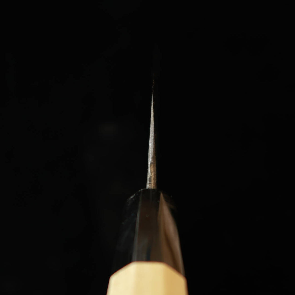 SAKAIKIKUMORI – Kikutsuki Noir, Santoku Shirogami n°2, manche octogonal en magnolia (180 mm)