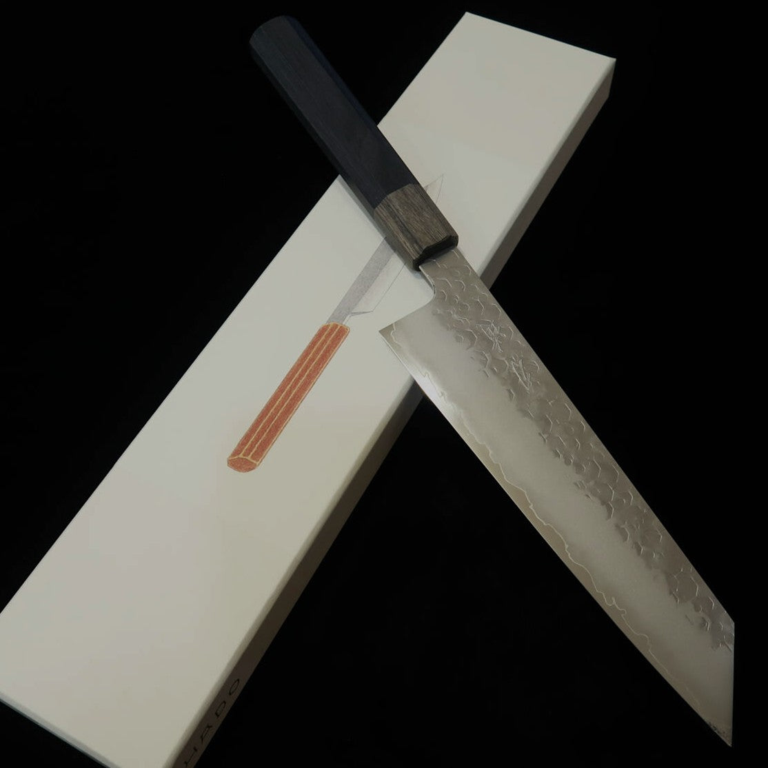 HADO Hadō Shiosai – kiritsuke gyuto SG2, martelé, manche en bois laminé noir (210 mm)