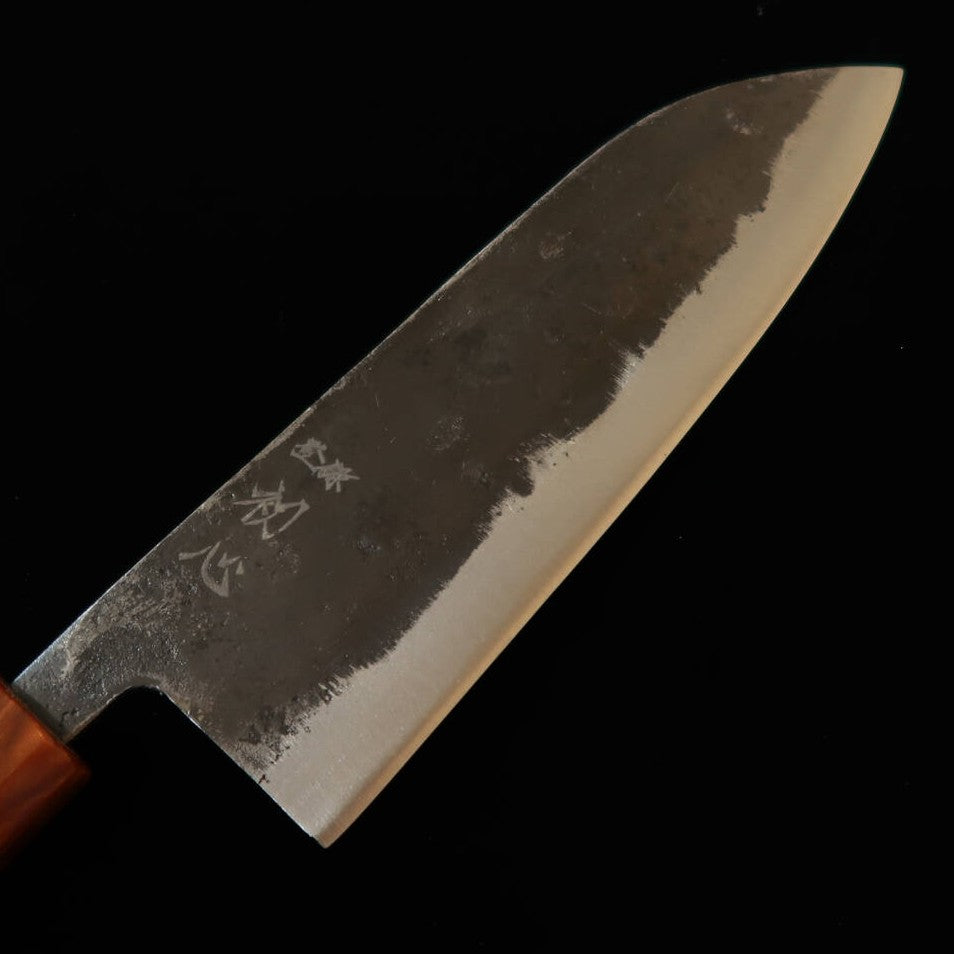 HATSUKOKORO Hatsukokoro Kurogane santoku, acier Aogami n°2, finition kuro-uchi, manche octogonal en ébène avec virole en résine (165 mm)