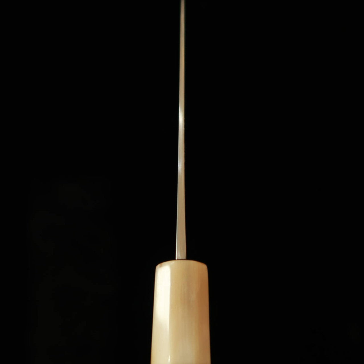 Couteau Santoku Miura Itadaki, Acier Shirogami 2, Manche Octogonal en Magnolia et Corne de Buffle (180 mm)