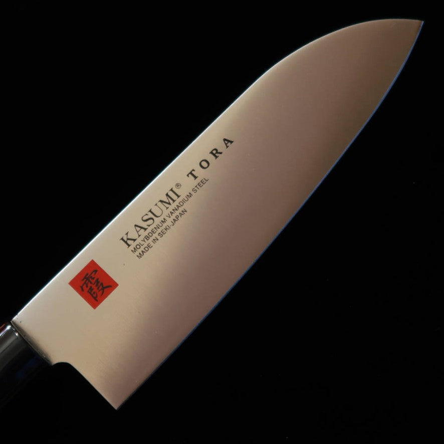 SUMIKAMA TORA Kasumi Santoku, acier au molybdène, manche en magnolia noirci No.36841 (165 mm)
