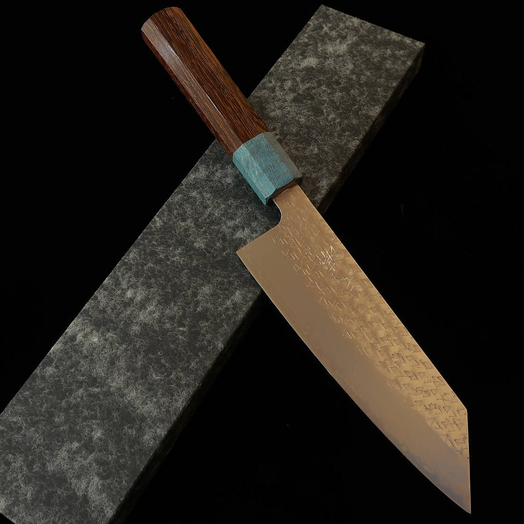 MIURA Miura Fubuki, bunka à pointe en forme d’épée, SG2, finition martelée, manche en bois de fer / Kaisei (170 mm)