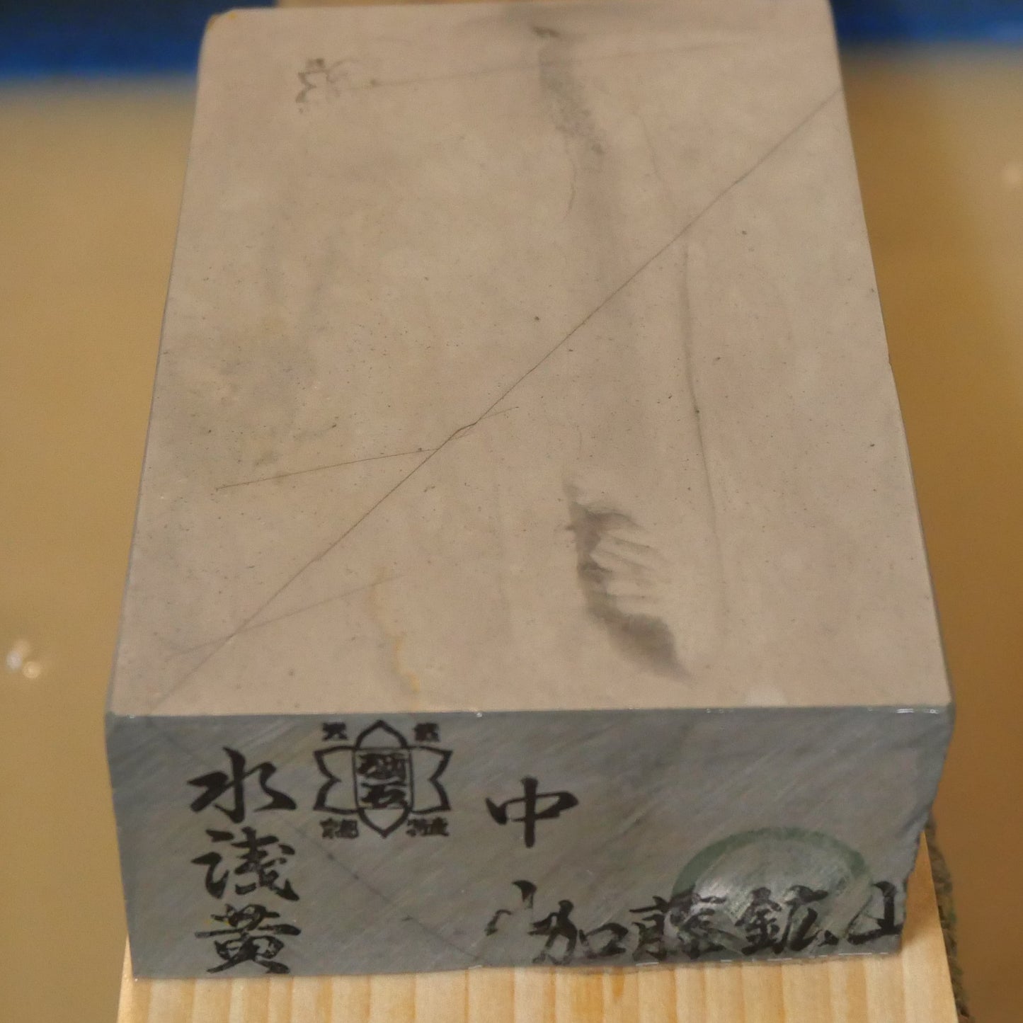 Pierre à aiguiser naturelle Nakayama Asagi, forme cuir, avec socle (78×132×33 mm)