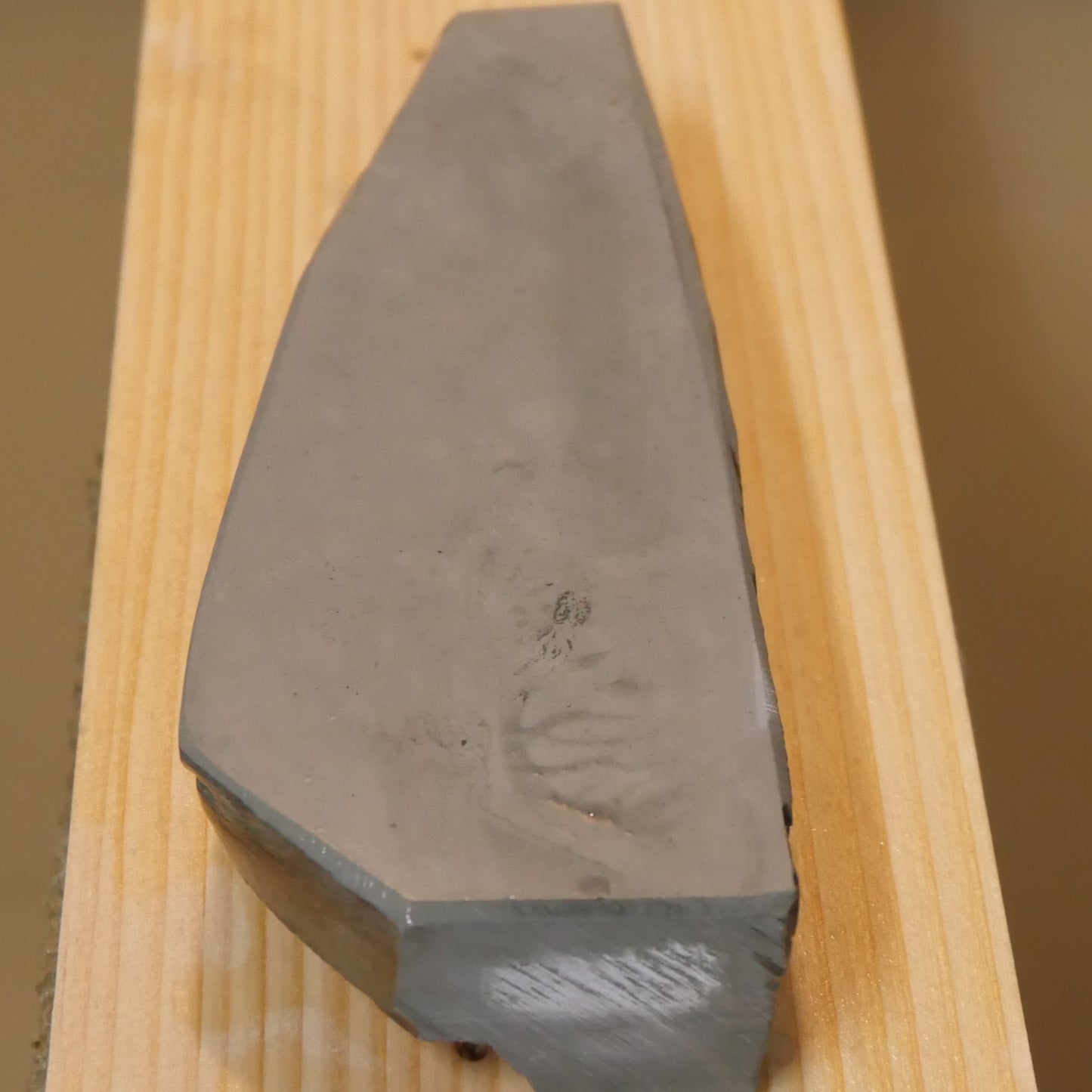 Piedra de afilar natural Nakayama Asagi tipo cuero con base (48×133×22 mm)