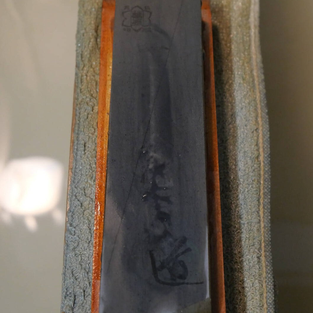 Pierre à aiguiser naturelle - Shobudani - Modèle San - Sur socle (38 x 150 x 13 mm)