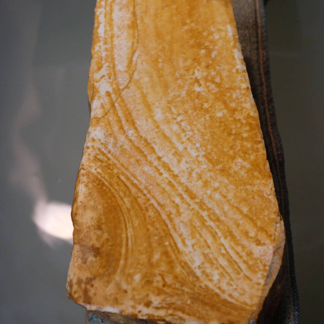Mio Tsukushihime, piedra de afilar natural Iyo Meito M33, veteada, 88 × 160 × 35 mm