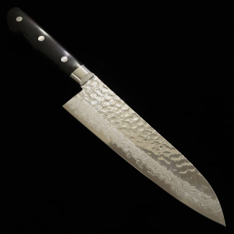 Miura Santoku acero inoxidable, damasco de 17 capas, acabado martillado, mango de laminado negro (180 mm)