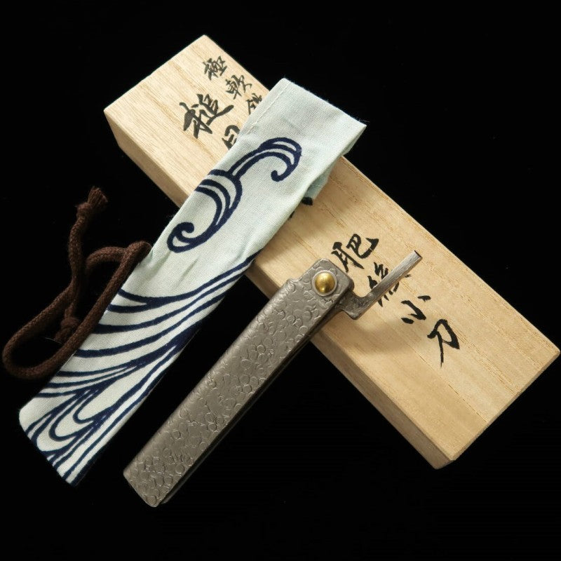 冨田作 肥後小刀 極軟鉄鍛造 鎚目乱刀 ナイフ型 大  桐箱・収納袋付き (75mm)