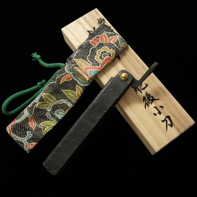 冨田作 肥後小刀 極軟鉄鍛造 特大剣型鎚目乱刀 黒打ち 桐箱・収納袋付き (90mm)
